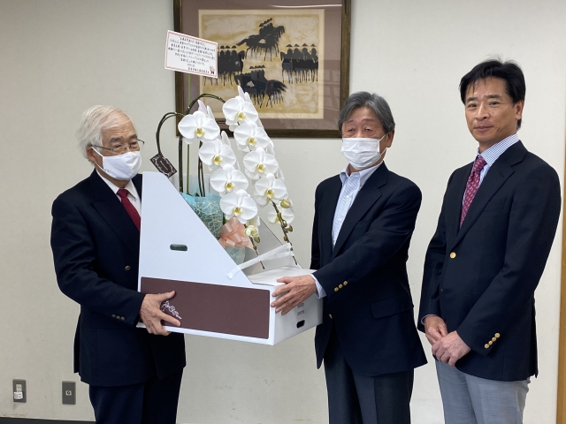 緑化推進委員会より胡蝶蘭を贈呈していただきました