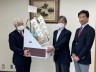 緑化推進委員会より胡蝶蘭を贈呈していただきました