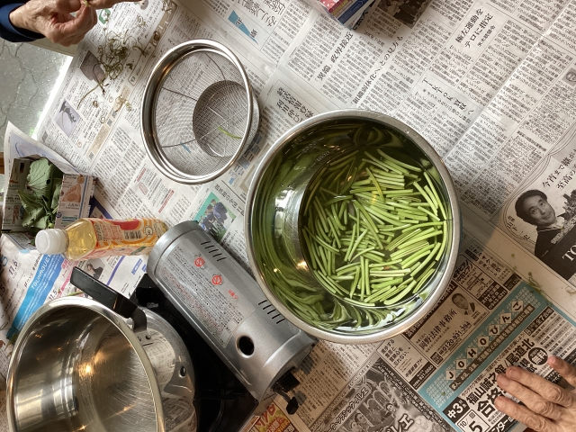 回想法で広がる思い出～芋づるきんぴら作り～